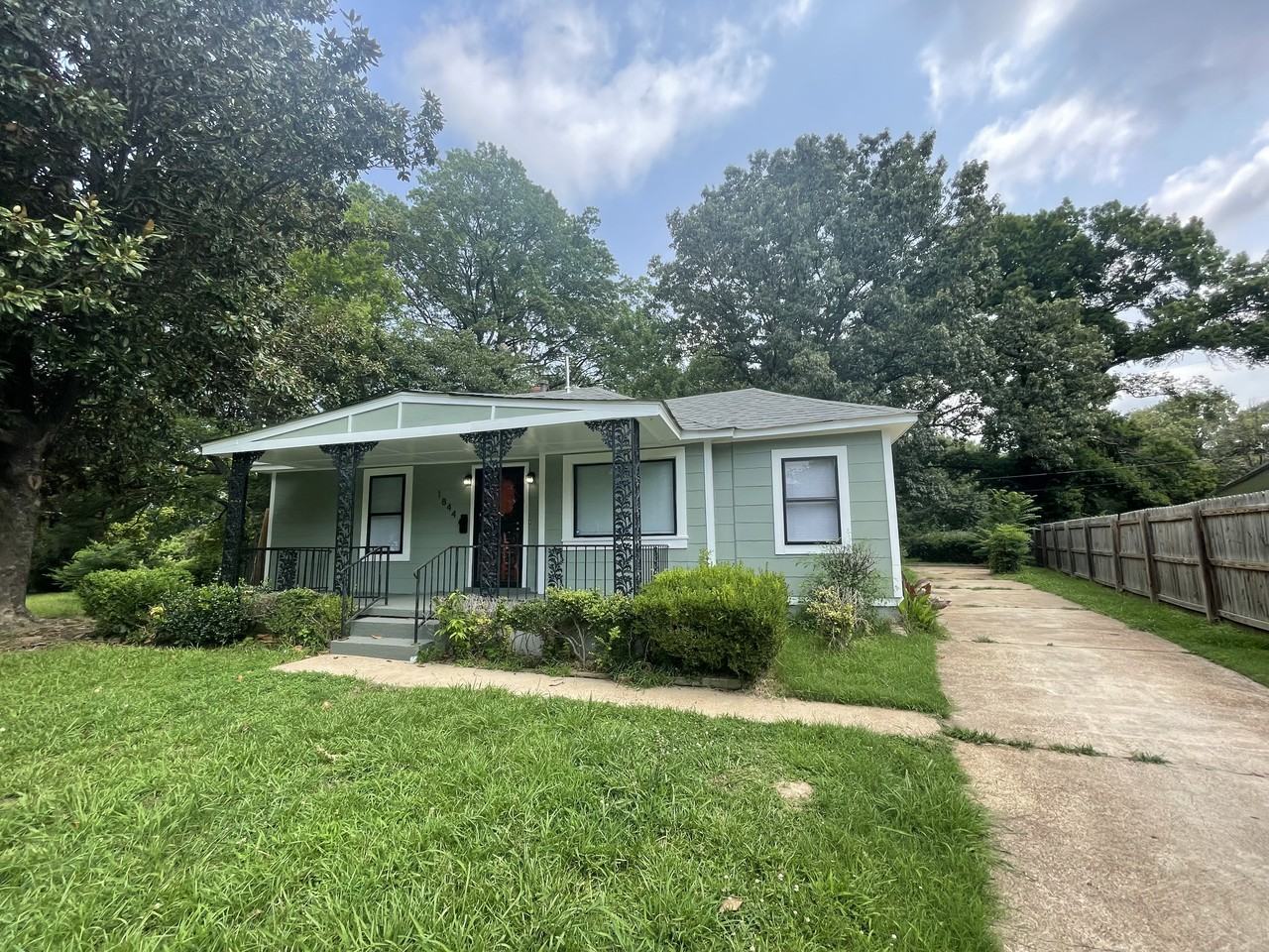 1844 Shadowlawn Blvd - Photo 2 of 9