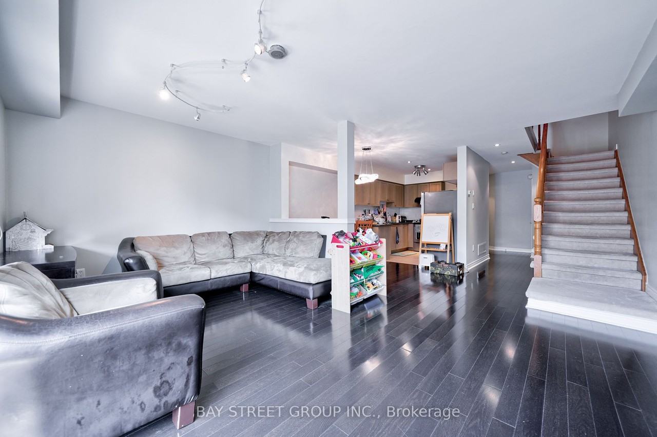 56 Christephen Crescent - Photo 3 of 10