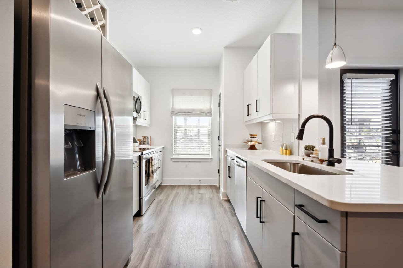 Row Waterside - Photo 5 of 20