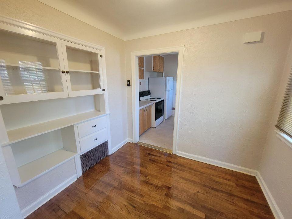 752 Alderson Ave - Photo 3 of 10