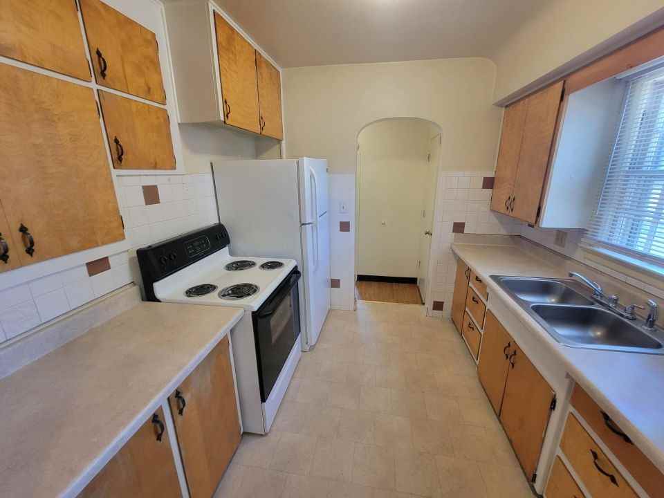 752 Alderson Ave - Photo 4 of 10