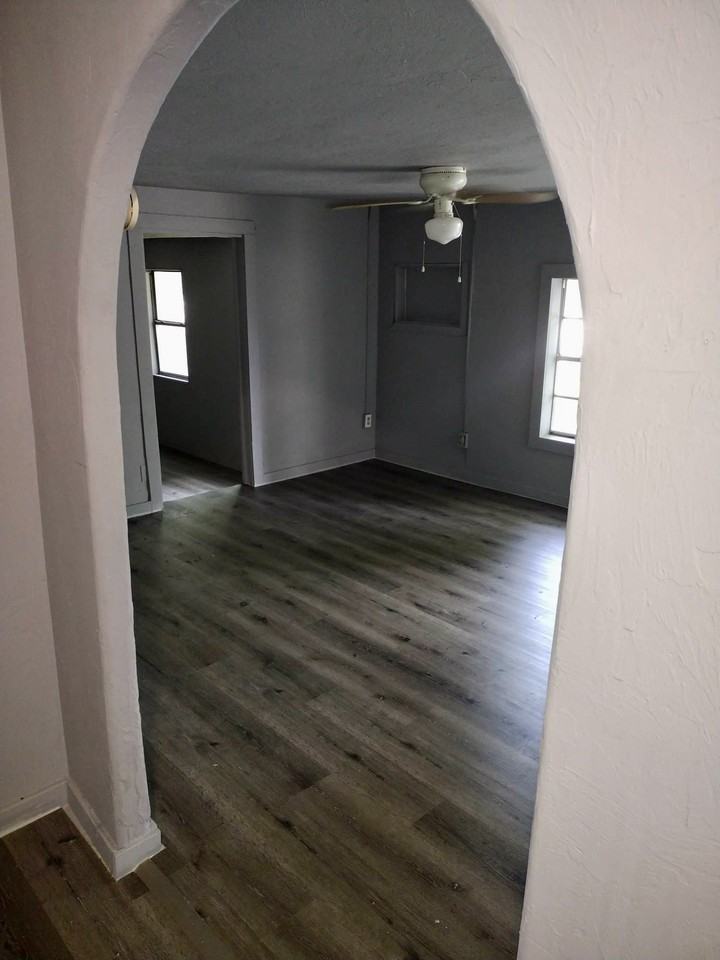 930 W 13th St - Photo 2 of 5