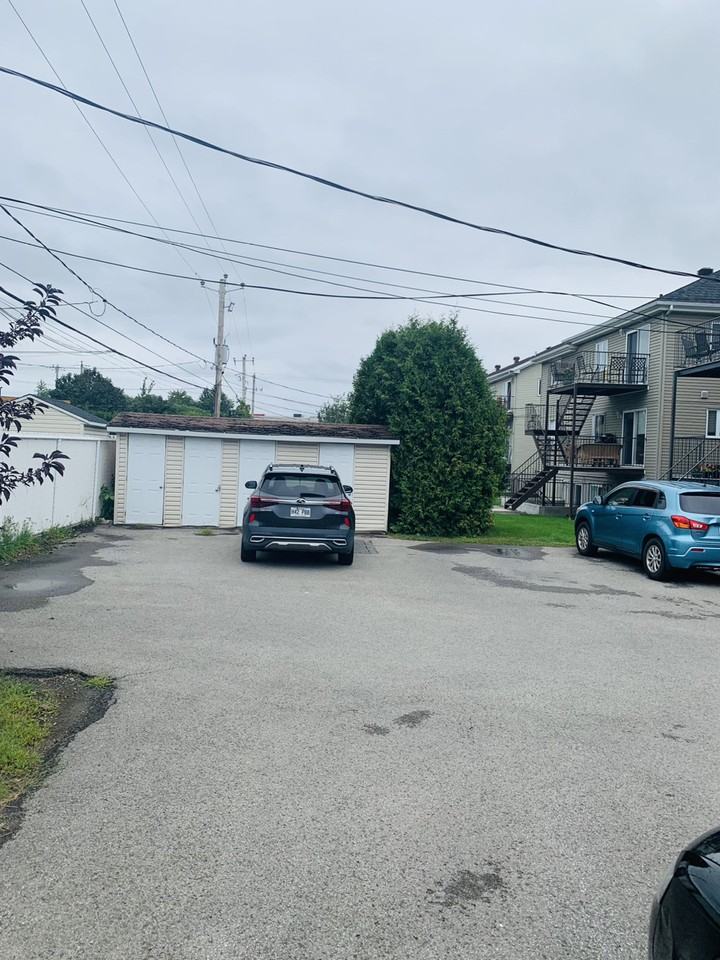 6893 Boul Notre-Dame - Photo 3 of 13