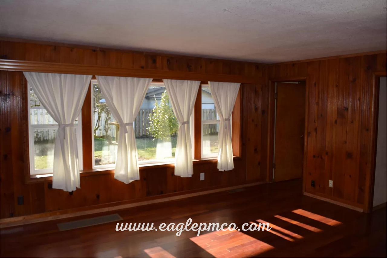 5710 Se Woodstock Blvd #1 - Photo 4 of 24