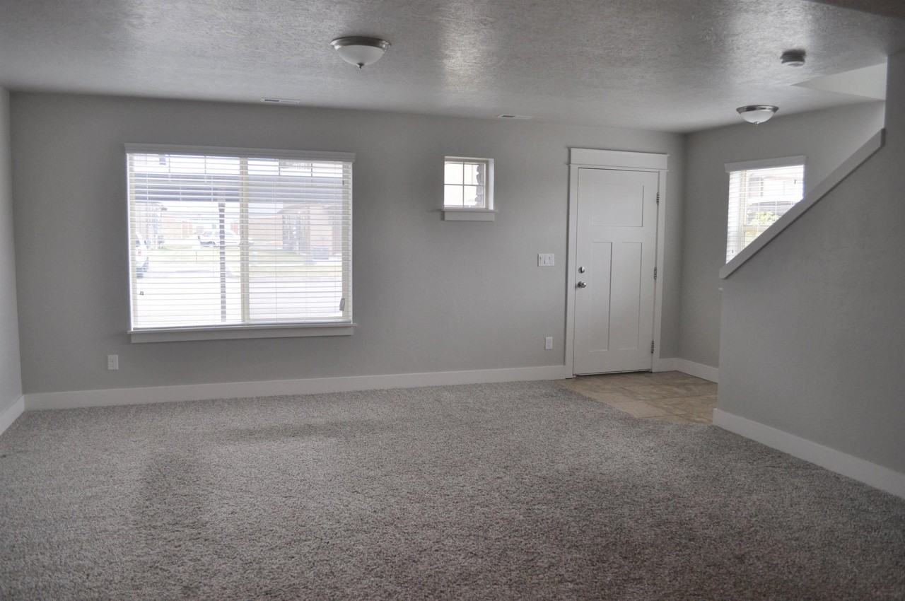435 W 1400 N #102 - Photo 2 of 10