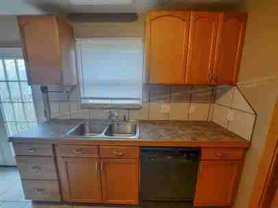 1826 W Elm St - Photo 3 of 9