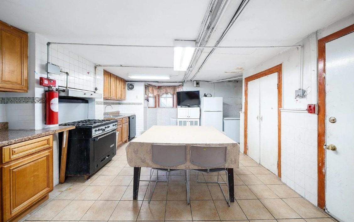 320 Whiton St #NA - Photo 2 of 3