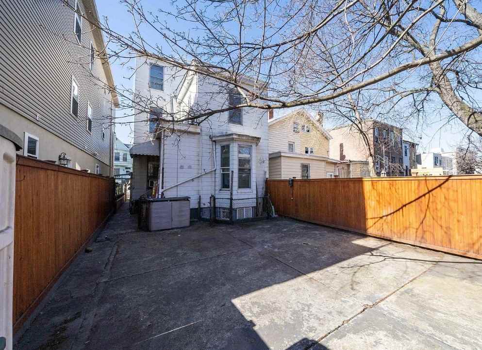 320 Whiton St #NA - Photo 3 of 3