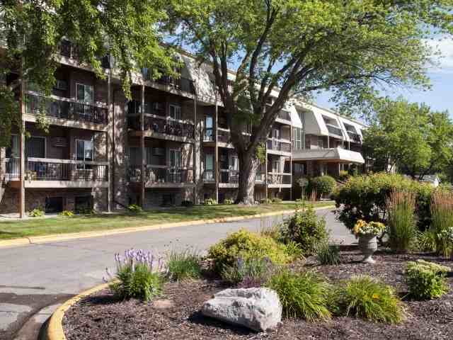 Burnsville Parkway Apartments - Photo 3 of 23