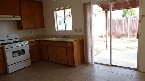 422 E Peach St - Photo 2 of 8