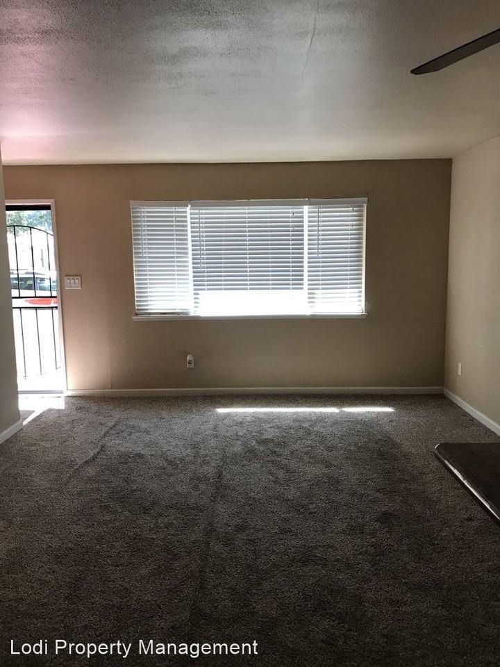 423 W OAK ST - Photo 2 of 12