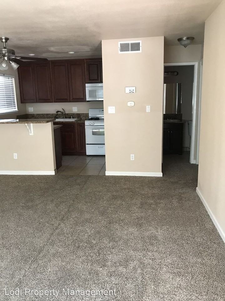 423 W OAK ST - Photo 3 of 12