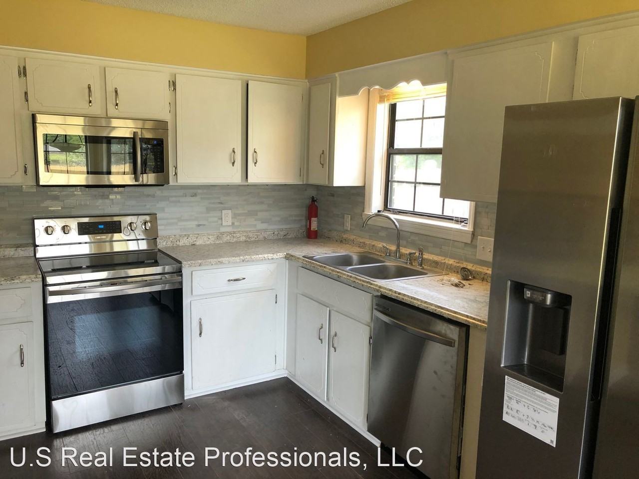 1304 Tower Dr - Photo 3 of 10