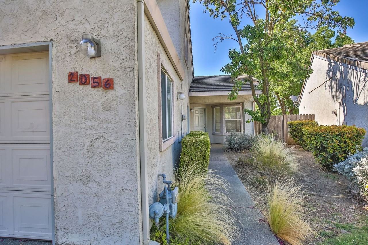 2056 Imperial Ave - Photo 2 of 21