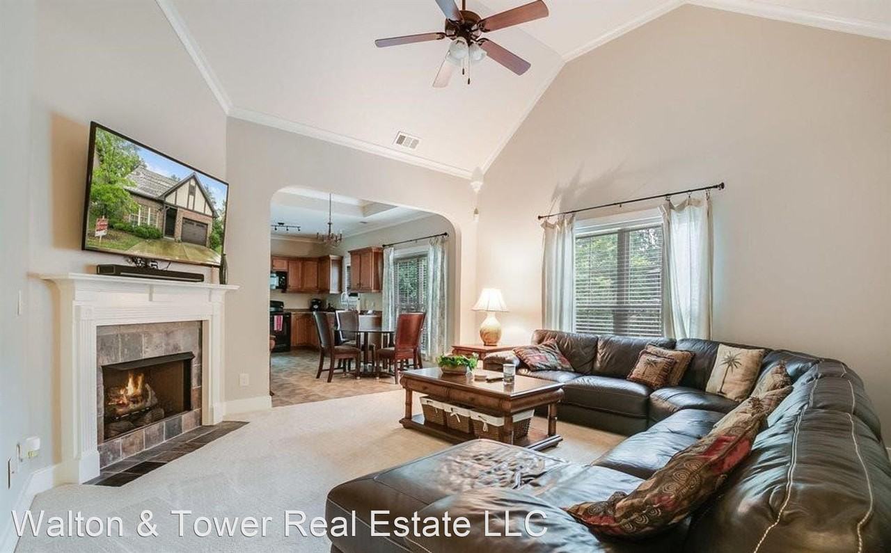 221 Kingston Ct - Photo 2 of 8