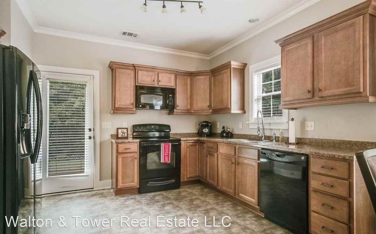 221 Kingston Ct - Photo 3 of 8