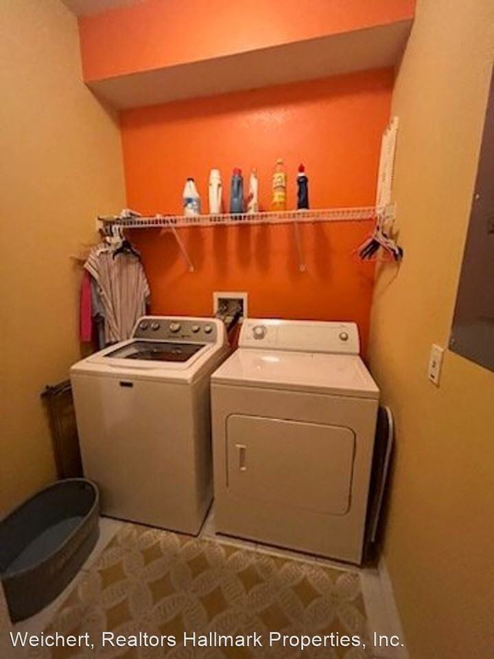 224 Monroe Cir - Photo 3 of 20