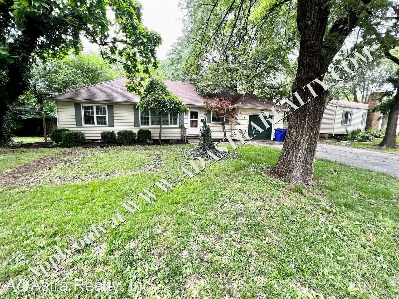 923 S Hunter Dr - Photo 2 of 24