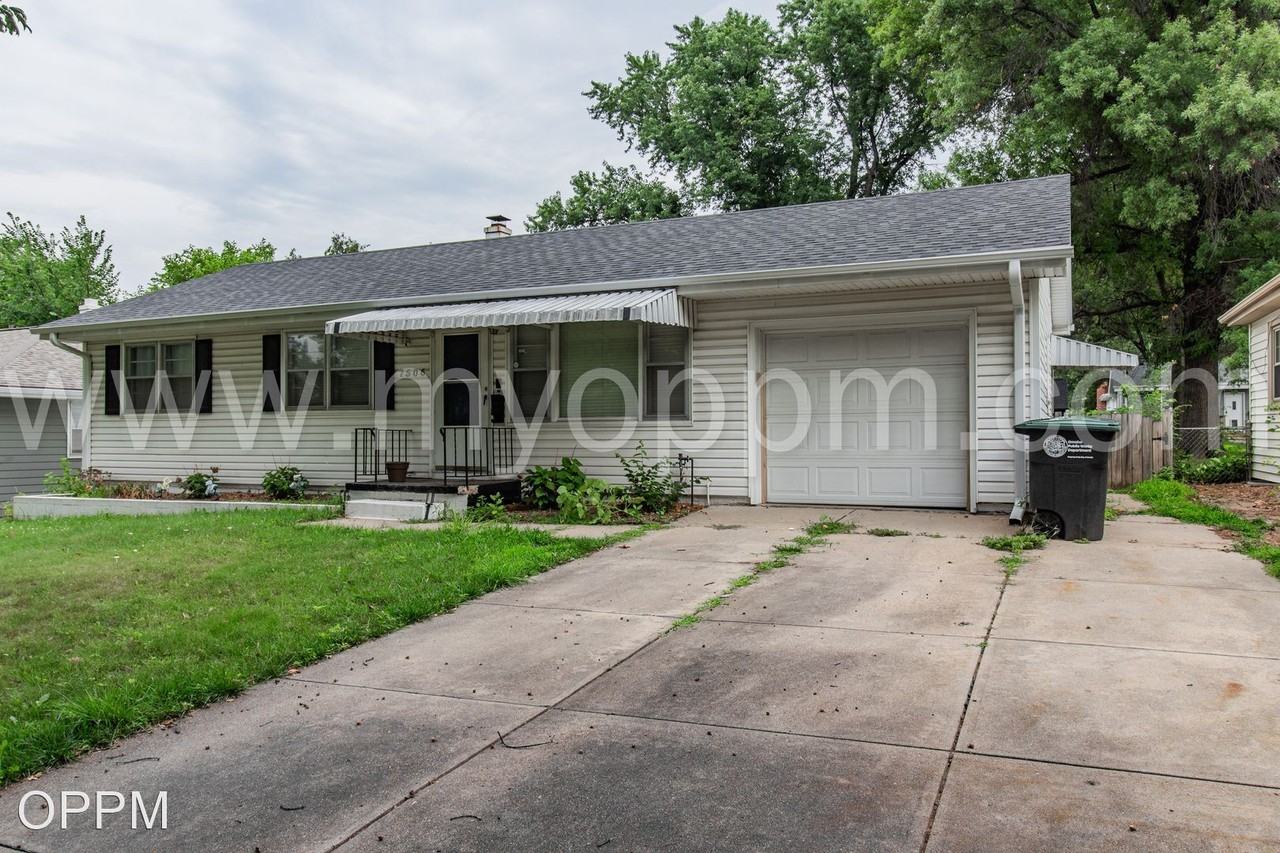 7506 Grover St - Photo 3 of 28