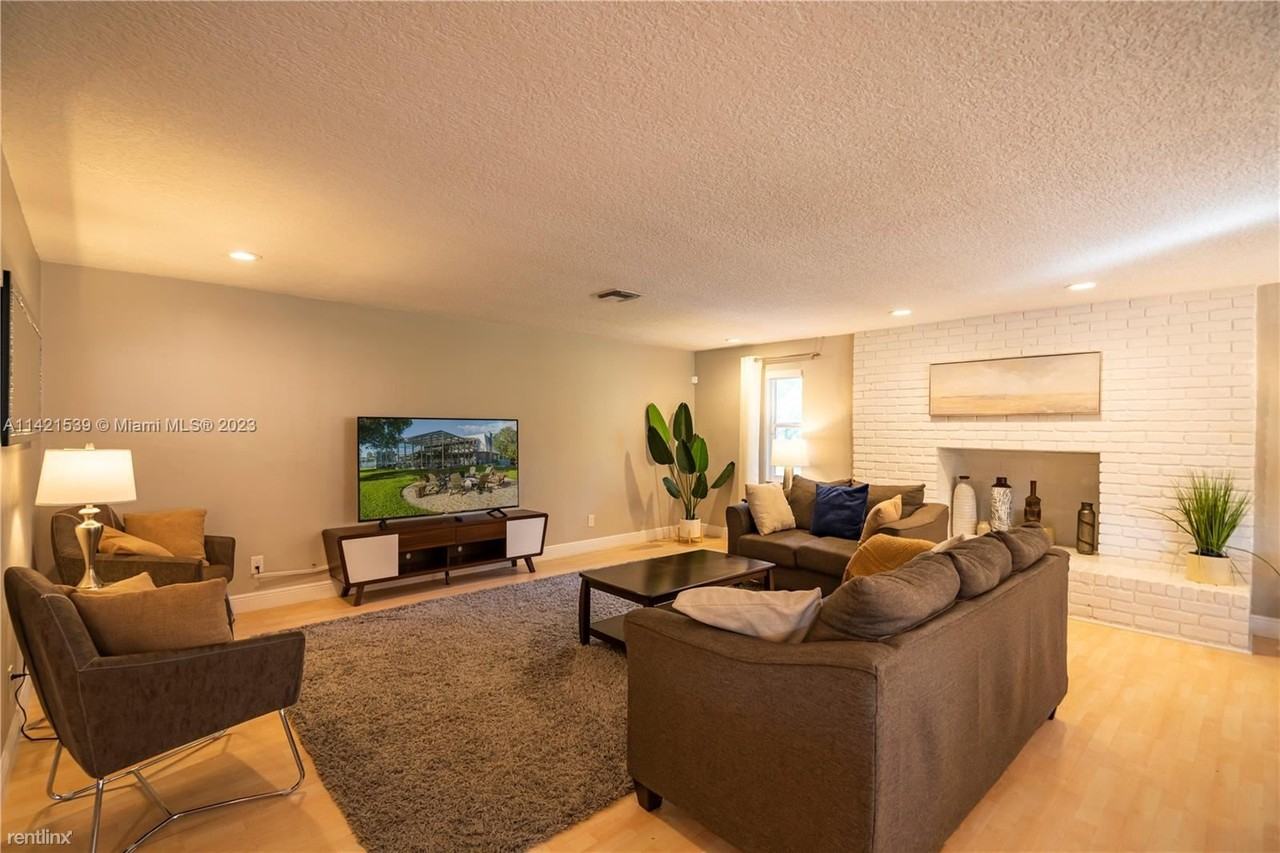 2780 Sw 116th Ave - Photo 2 of 27