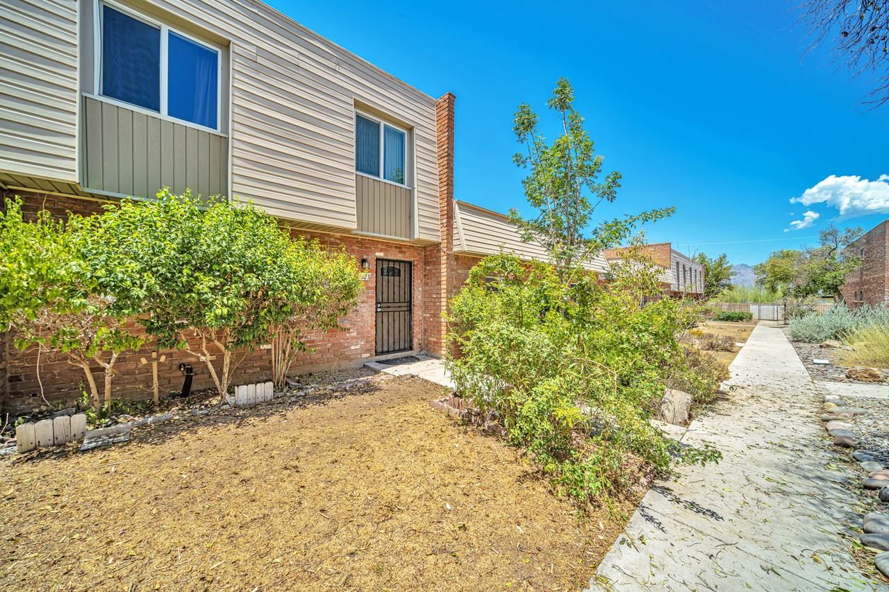 1023 N Bedford Dr - Photo 2 of 25