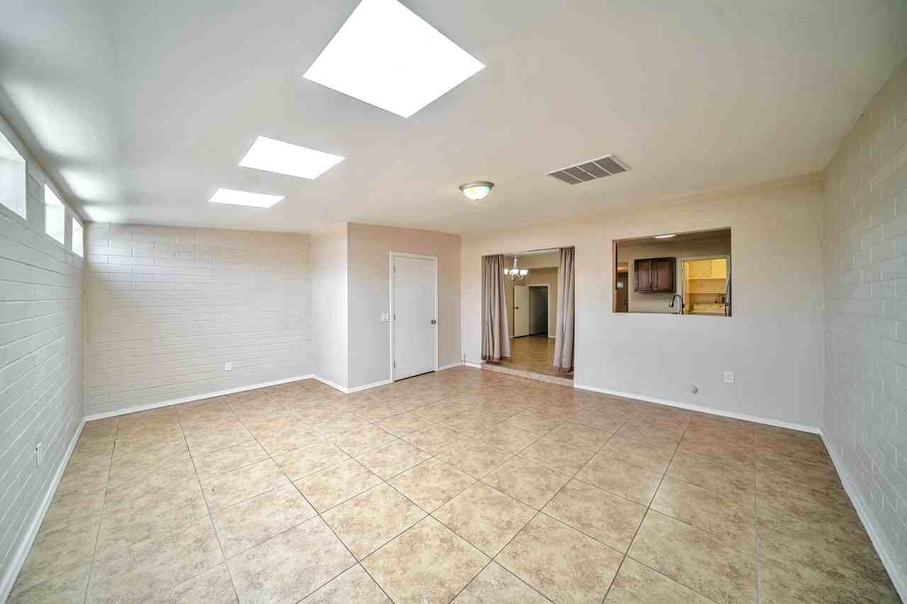 1023 N Bedford Dr - Photo 5 of 25