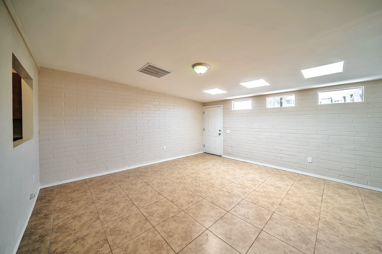 1023 N Bedford Dr - Photo 6 of 25