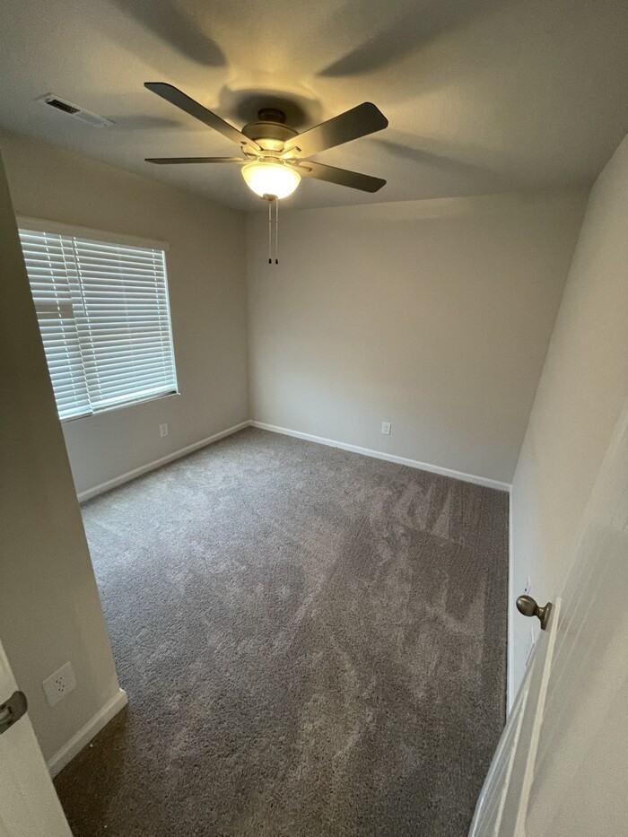 1077 Peony Ln - Photo 3 of 9