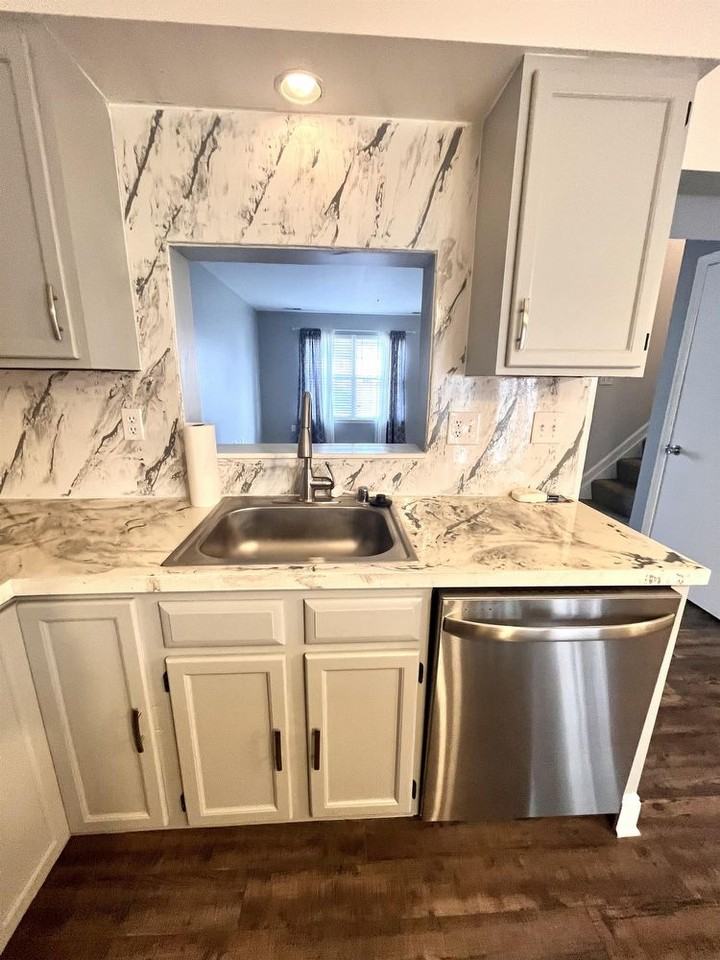 411 Old Oak Pl - Photo 3 of 22