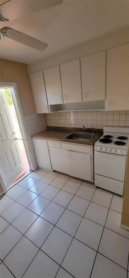 24 Se 11th St #1-3 - Photo 3 of 6