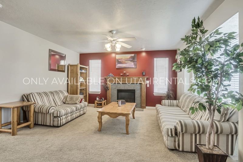 1346 Seast St - Photo 3 of 19