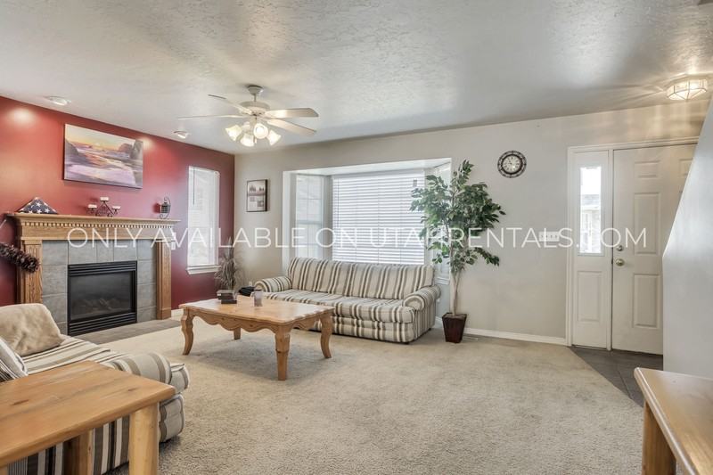 1346 Seast St - Photo 4 of 19