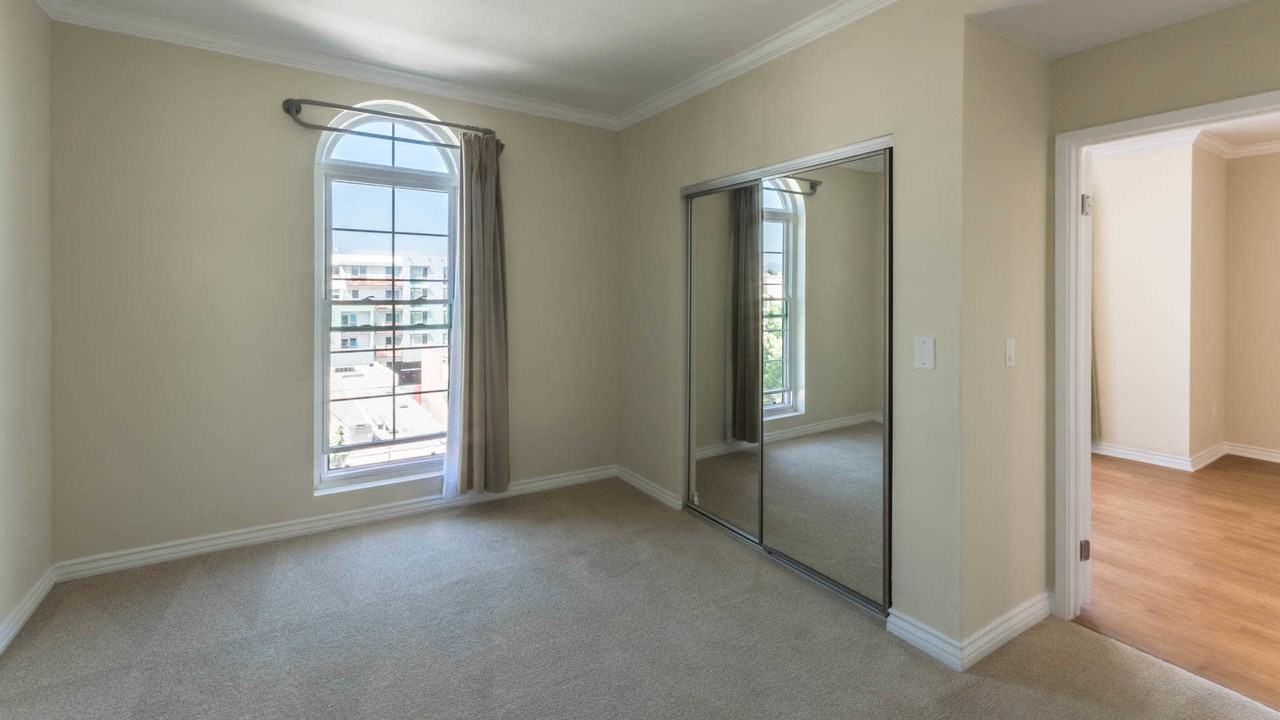 425 Broadway - Photo 2 of 25