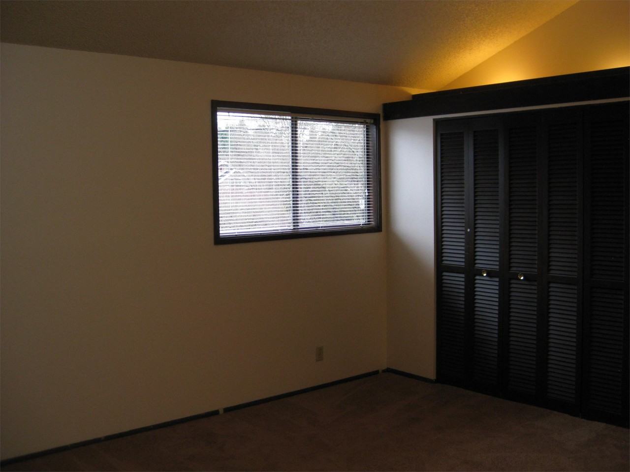 925 Coburg Rd #08 - Photo 3 of 9