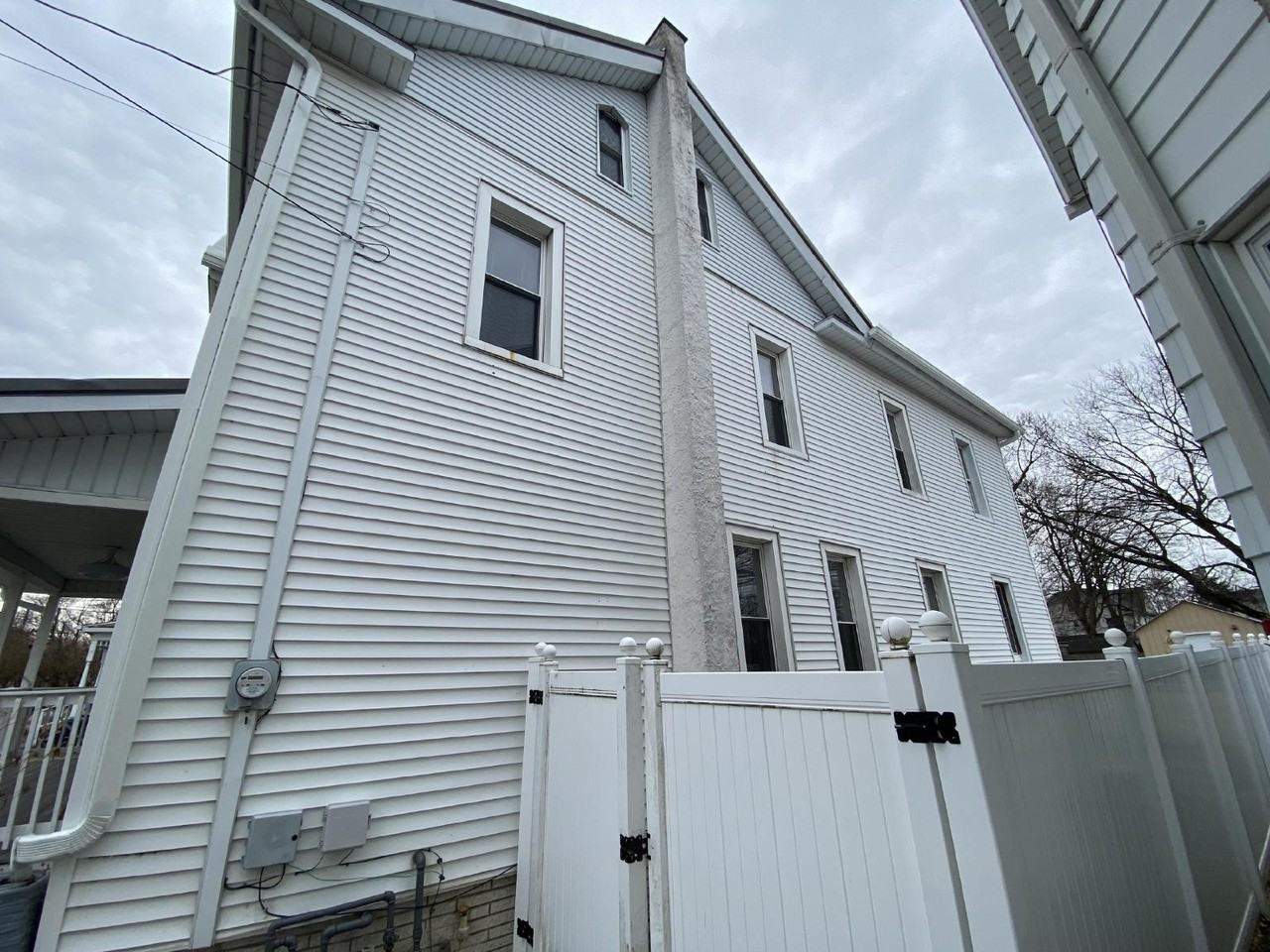 213 Montgomery Ave - Photo 2 of 30