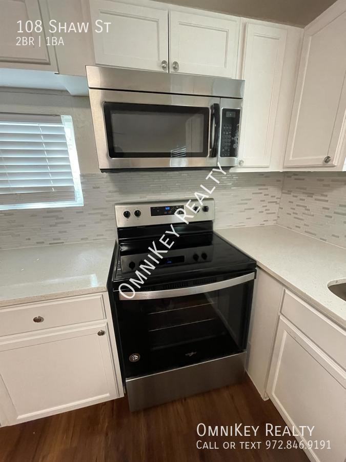 108 N Shaw St - Photo 3 of 15