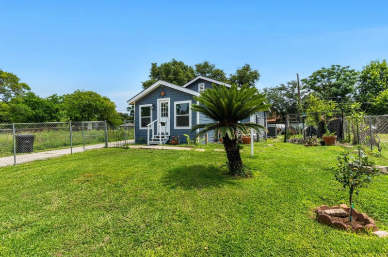 9413 Clinton Dr - Photo 3 of 18