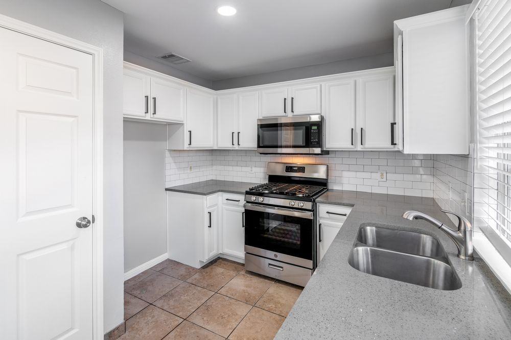 6900 Bennett Ave - Photo 2 of 10