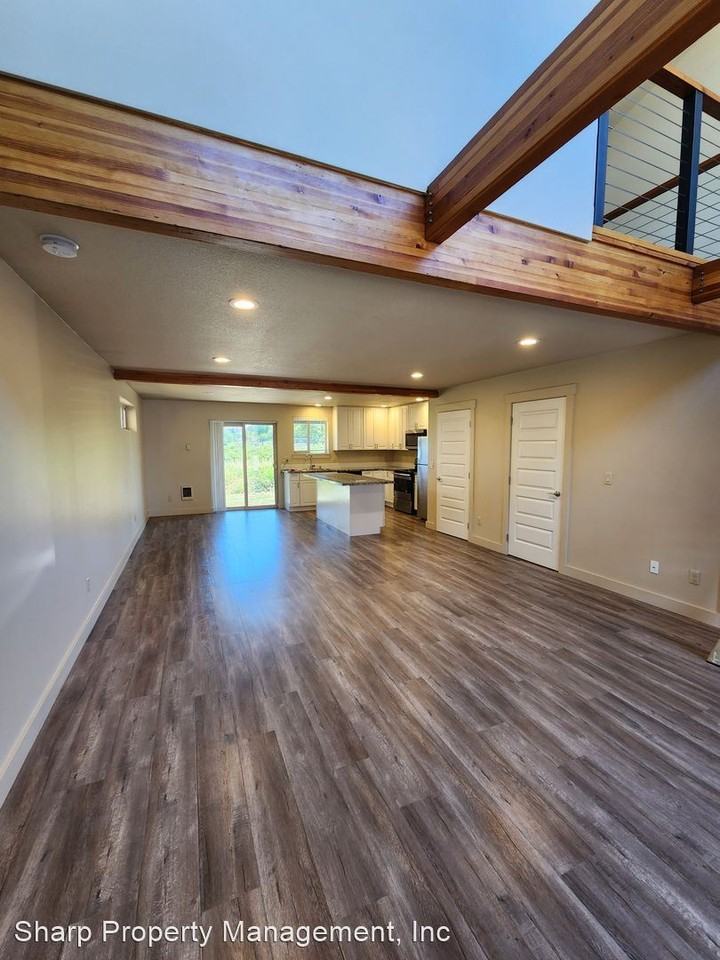 6-8 West Point Dr. - Photo 3 of 20