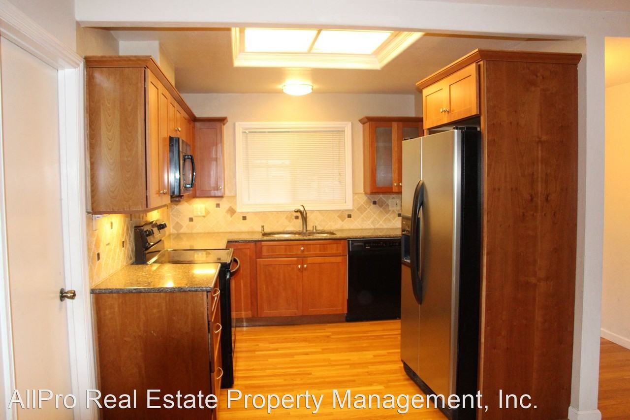 3063 Locke Ct - Photo 2 of 6