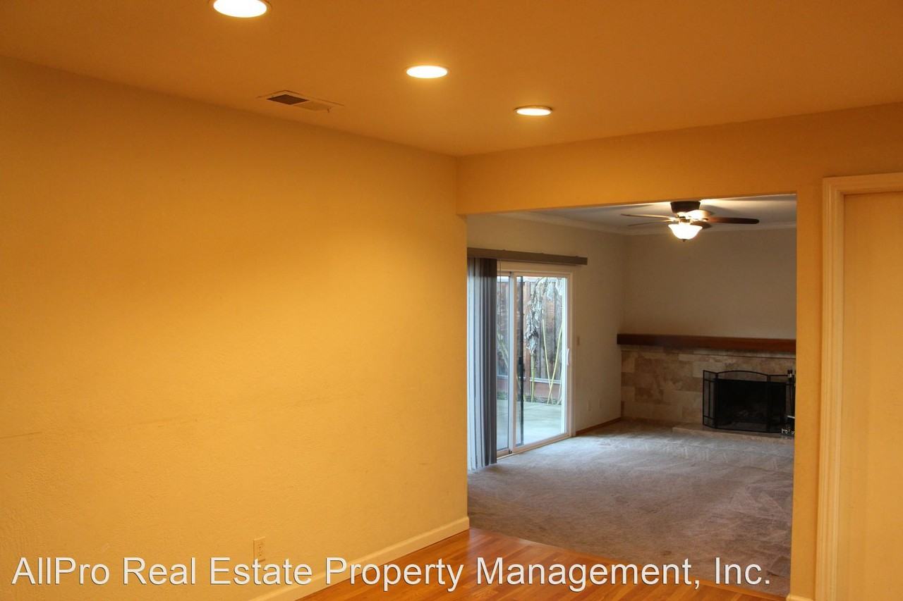 3063 Locke Ct - Photo 3 of 6