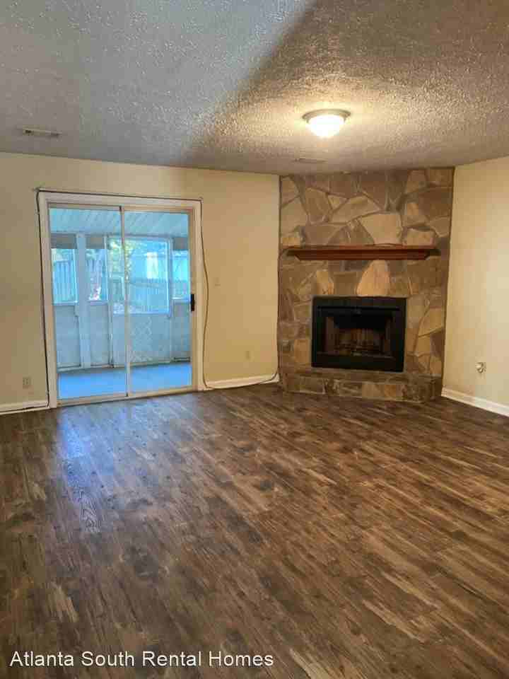 5646 Waterford Ct - Photo 3 of 10