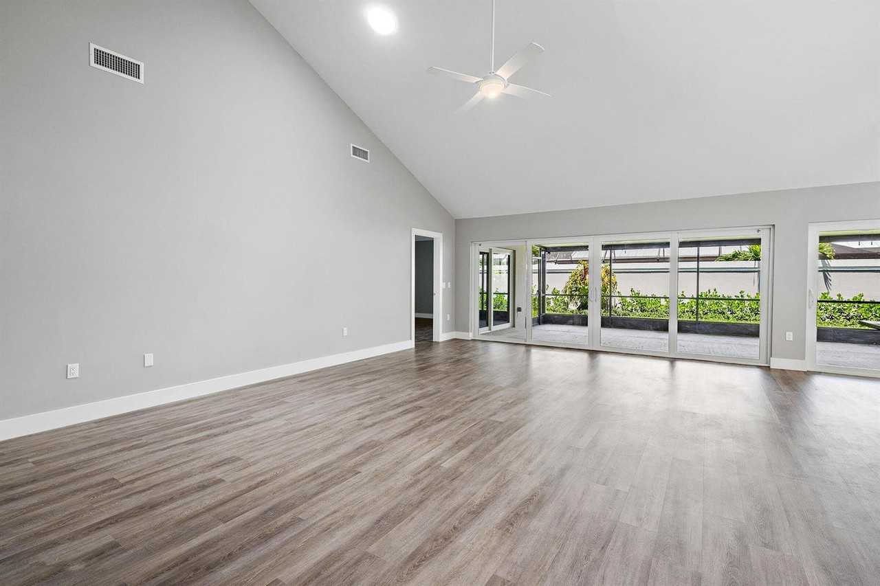 310 Leeward Dr #310 - Photo 2 of 8