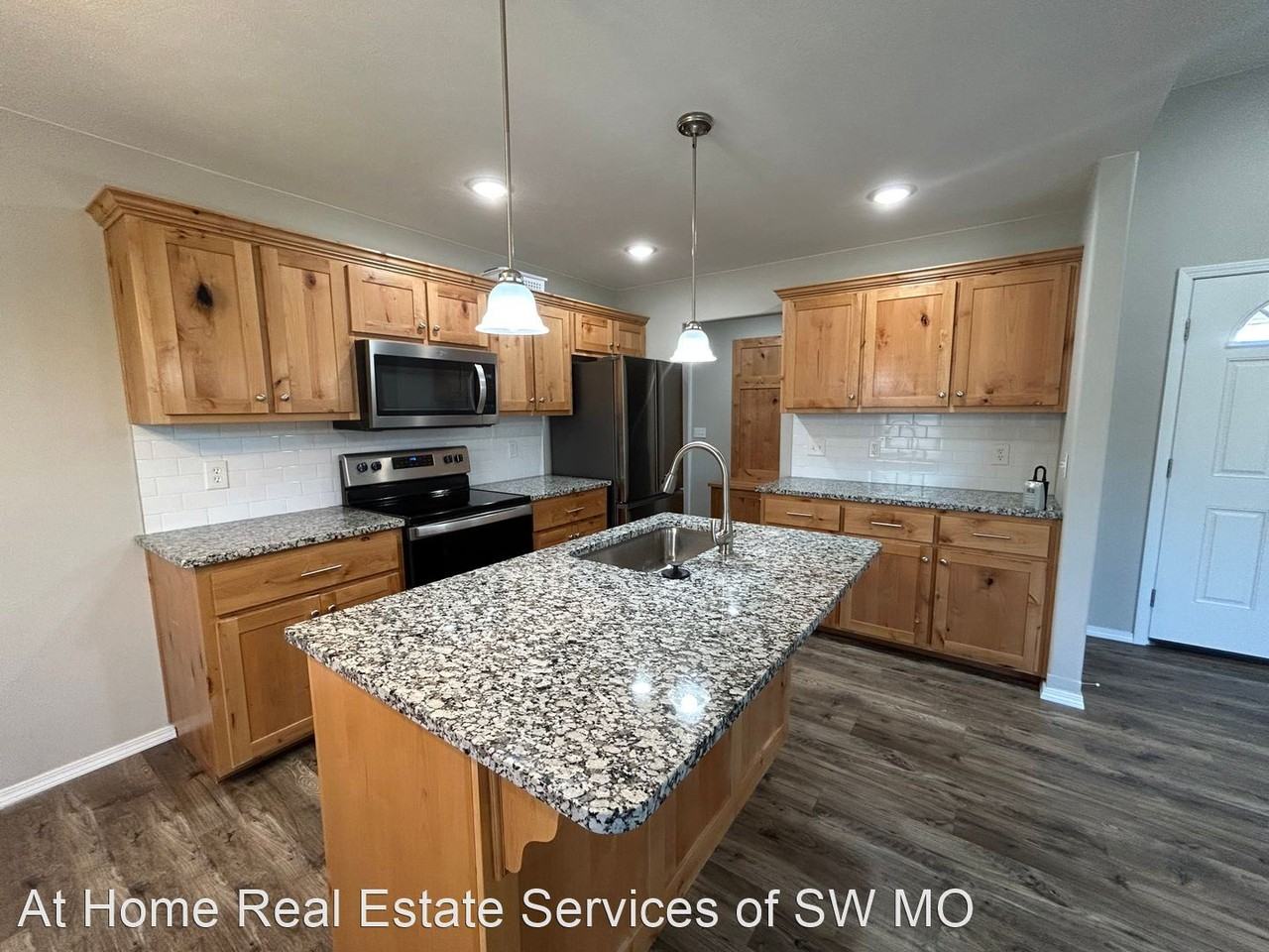 231 W Canterbury Ln - Photo 2 of 18