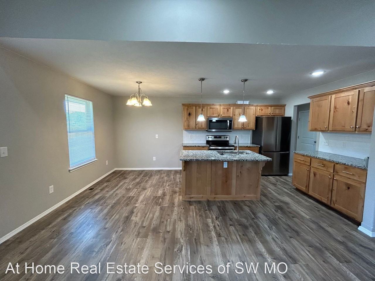 231 W Canterbury Ln - Photo 3 of 18