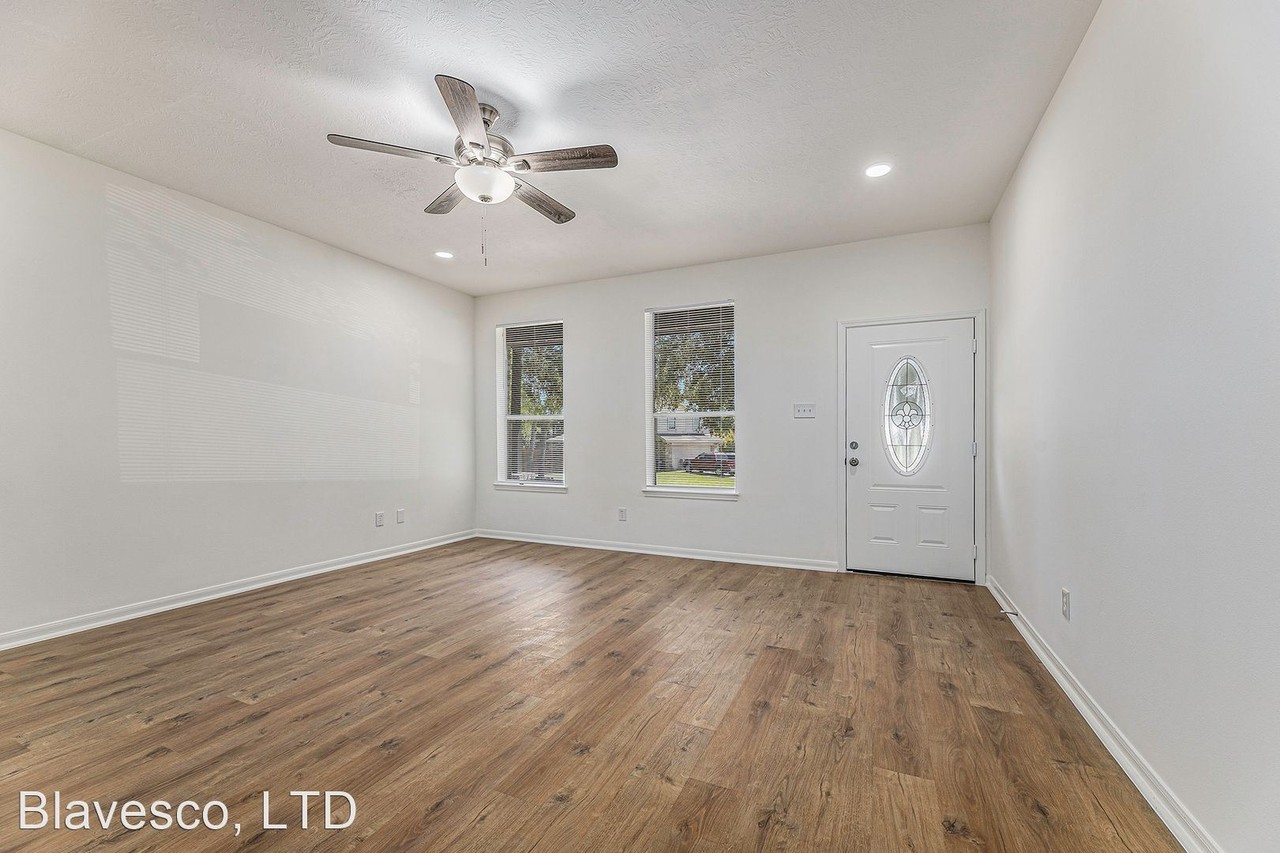 13010 Valleywood Cir - Photo 3 of 16