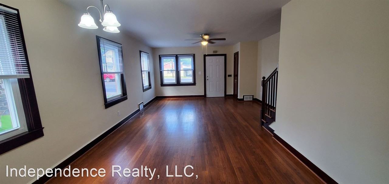 1123 N Royal Ave - Photo 2 of 5