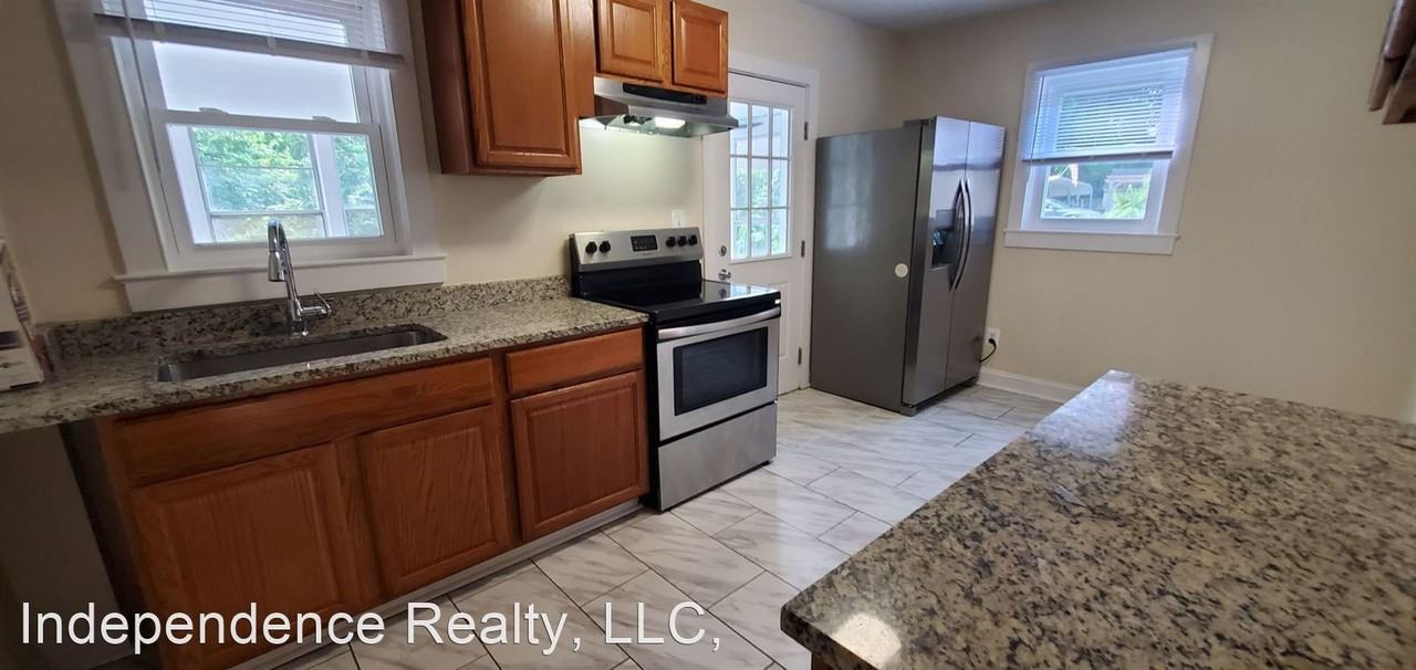 1123 N Royal Ave - Photo 3 of 5