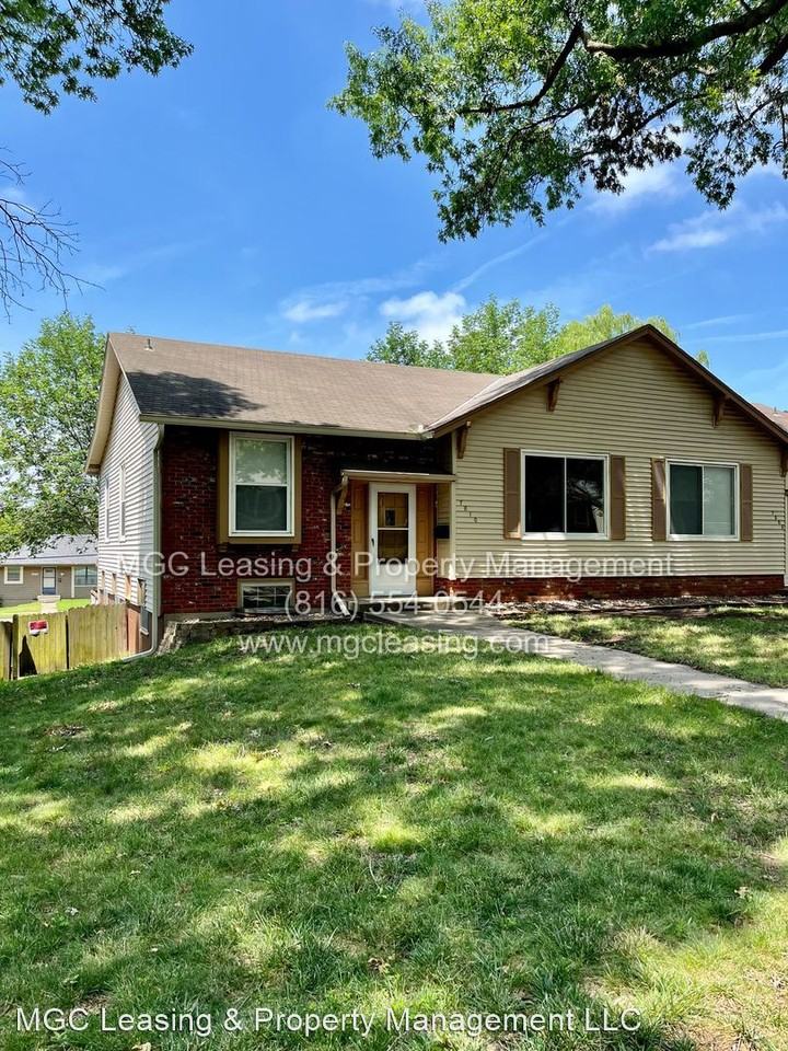 7808 7810 Eby Ln Apartments in Strang Line, Overland Park, KS 66204