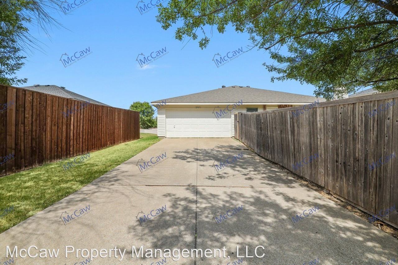2543 Barksdale Dr - Photo 2 of 16